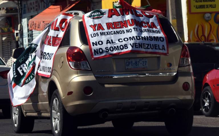 A bordo de autos protestan contra AMLO en distintos puntos del